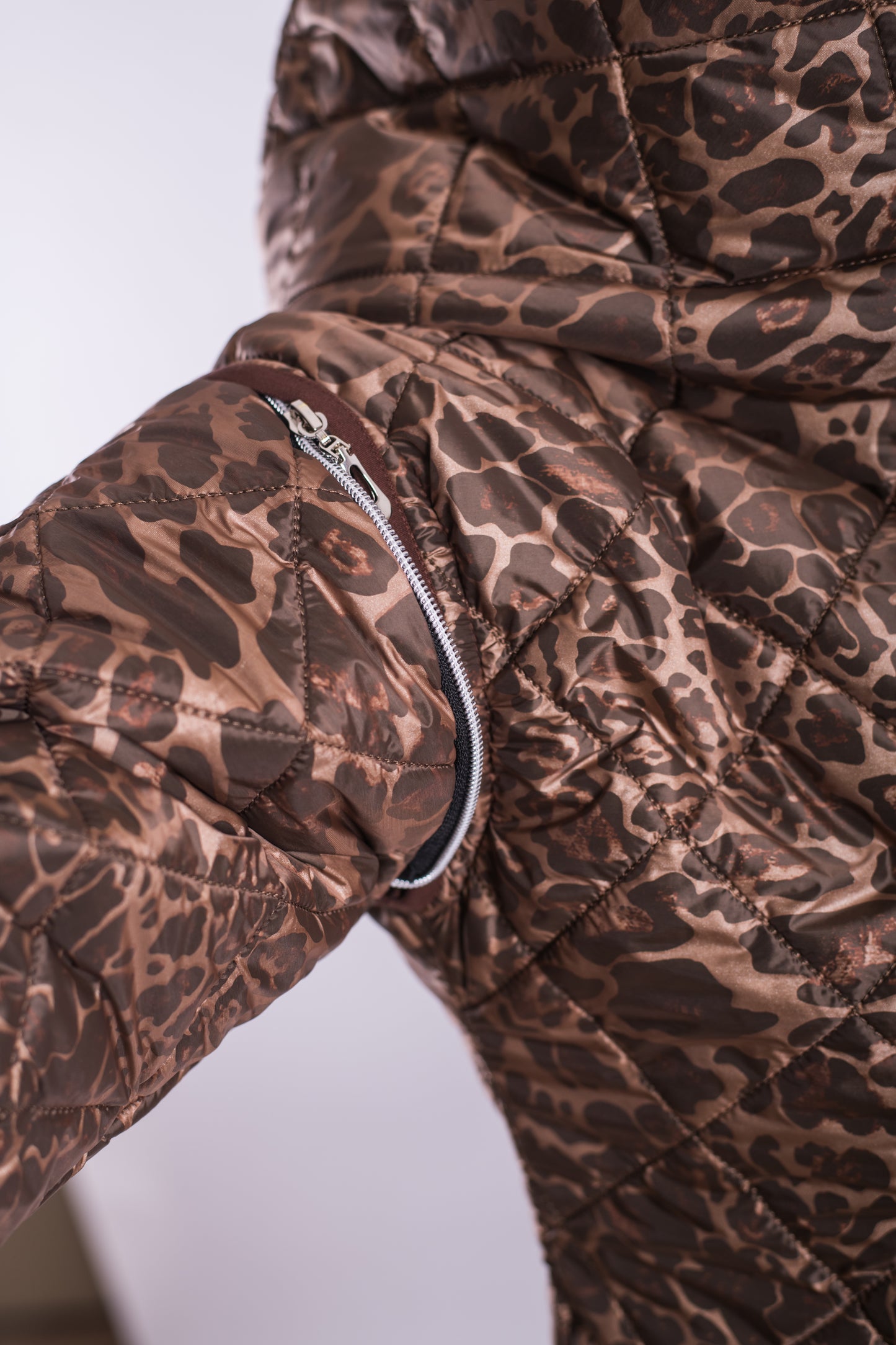 Zimní kabát 2v1 s odepínacími rukávy – Leopard