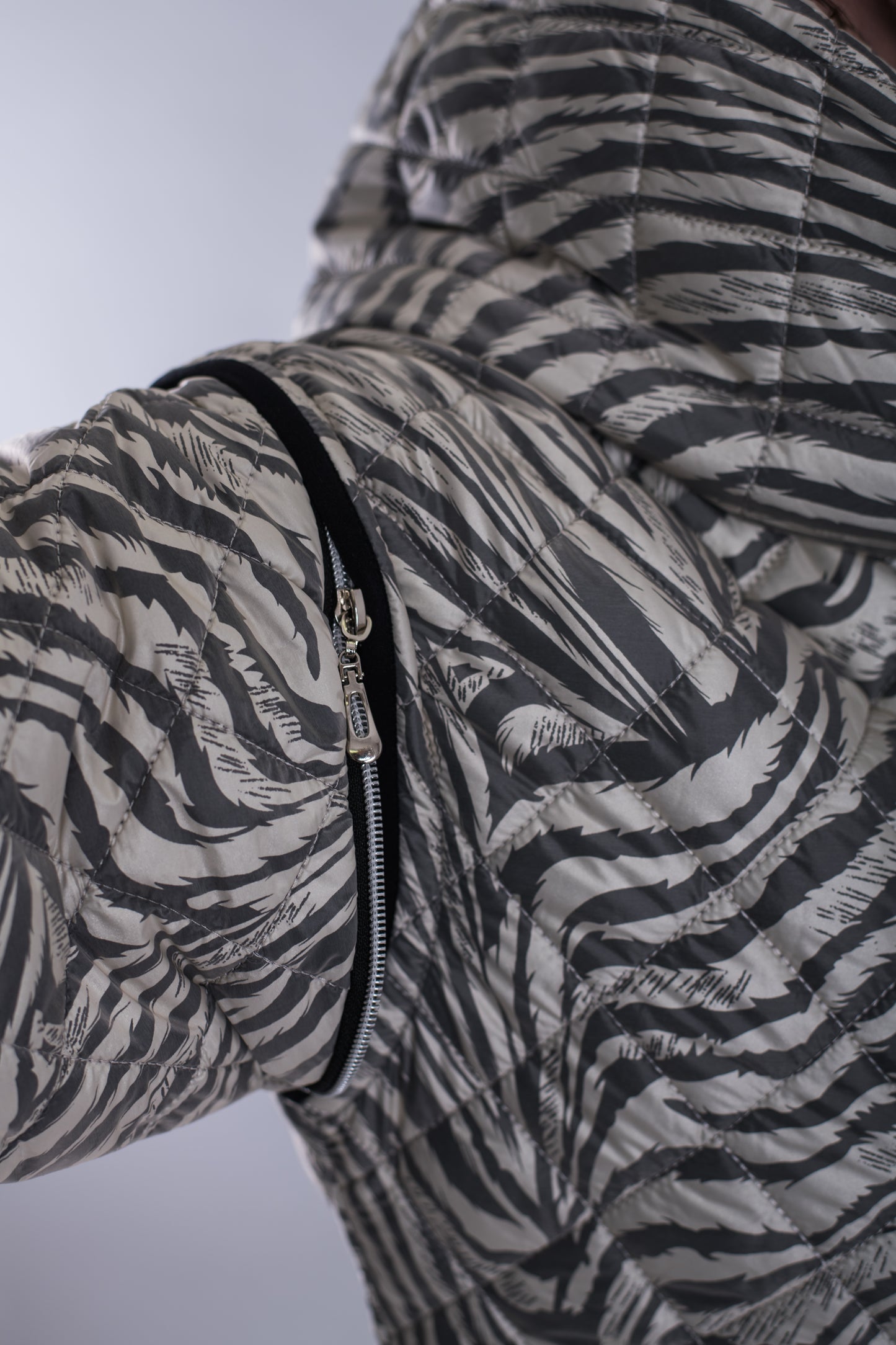 Zimní kabát 2v1 s odepínacími rukávy – Bílý tygr